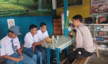 Bhabinkamtibmas Polsek Salopa Aktif Sambangi Warga dan Pelajar, Perkuat Kamtibmas di Desa Kawitan