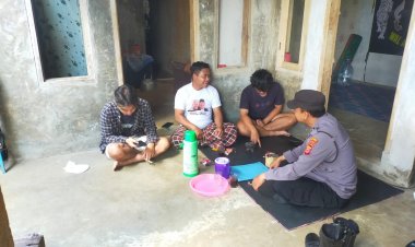 ‎Kanit Binmas Polsek Cigalontang Aipda Erwan Novianto, melaksanakan kegiatan silaturahmi dengan warga Cigalontang