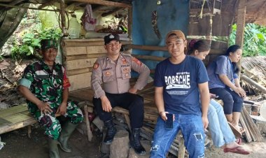 Tingkatkan Keamanan Wilayah Hukum Polsek Cibalong, Bripka Aan hidayatul U dengan Warga Wilayah Hukum Polsek Cibalong